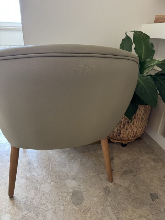 Cadeirão design escandinavo verde soft com pés em madeira natural