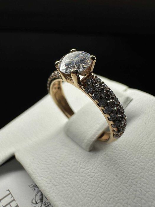 Золота каблучка з фіанітами