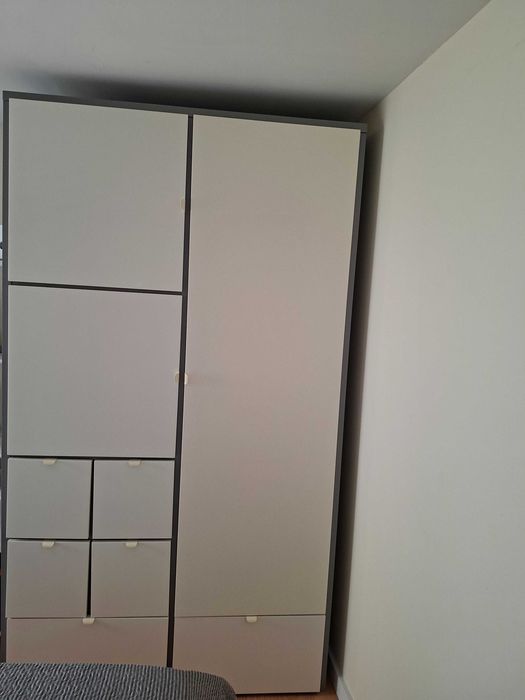 Roupeiro Ikea VISTHUS - descontinuado em Portugal. Branco e cinza. 216x122x59