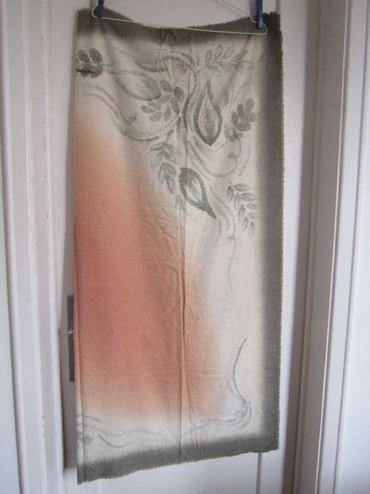 Lenço semi-quadrado meia estação com padrão florido