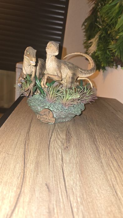 Jurassic park two raptors deluxe iron studios