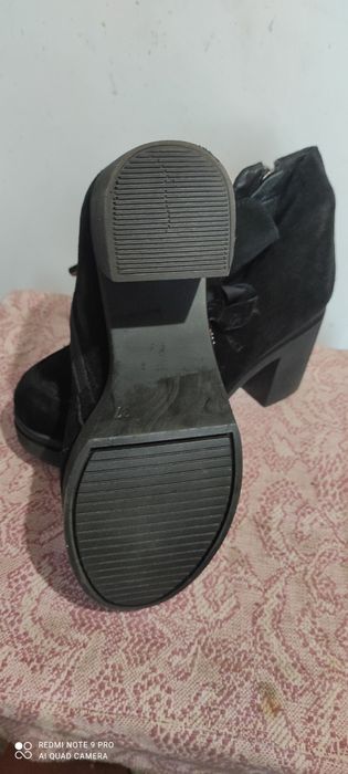 Нові замшеві черевики