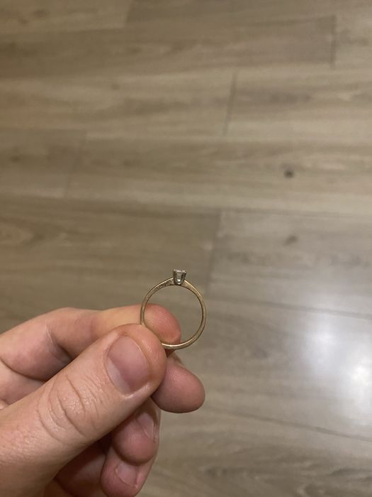 Кольцо с брильянтом