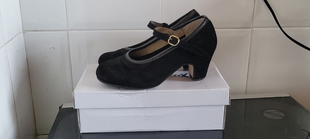 Sapatos sevilhanas tam.34. Excelente estado. 

Entrega em Vila Franca de Xira ou via ctt