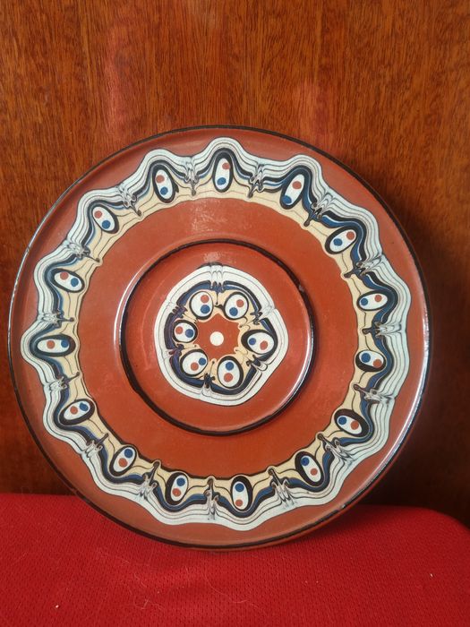 Большая керамичная художественная настенная тарелка.