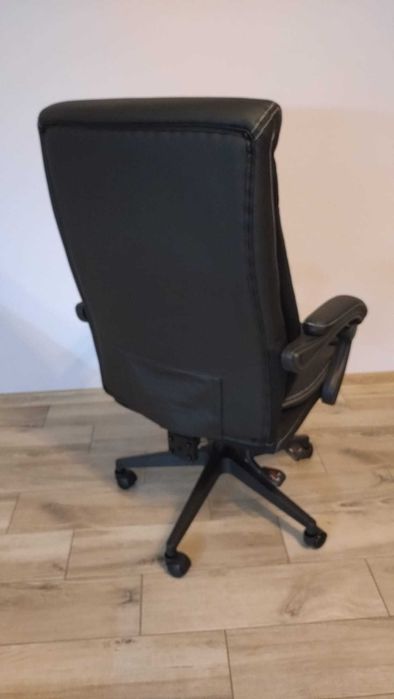 Fotel prezesa / biurowy z podnóżkiem – bardzo wygodny, jak nowy