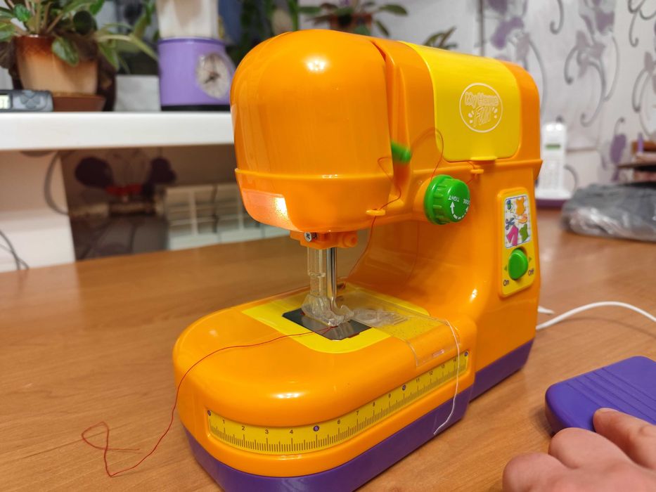 Детская швейная машинка. На батарейках. Рабочая.