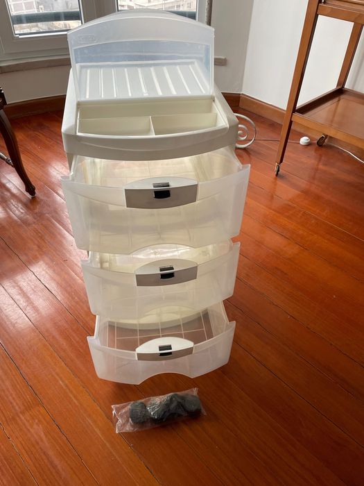 Móvel de plástico branco com 3 grandes gavetas e rodas