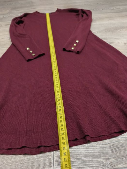 Плать бордовое тянется