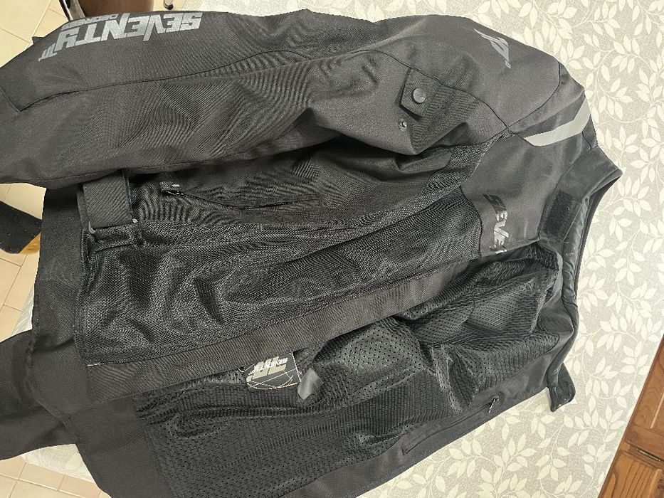 Jaqueta de moto e capacete