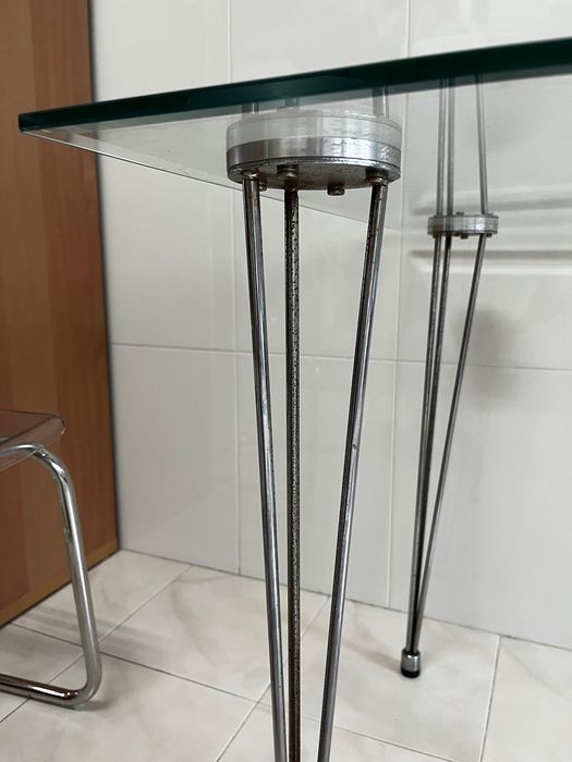 Mesa de vidro e pés em inox