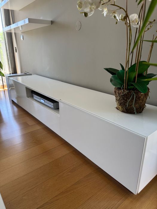 Conjunto de móveis de sala lacados a branco