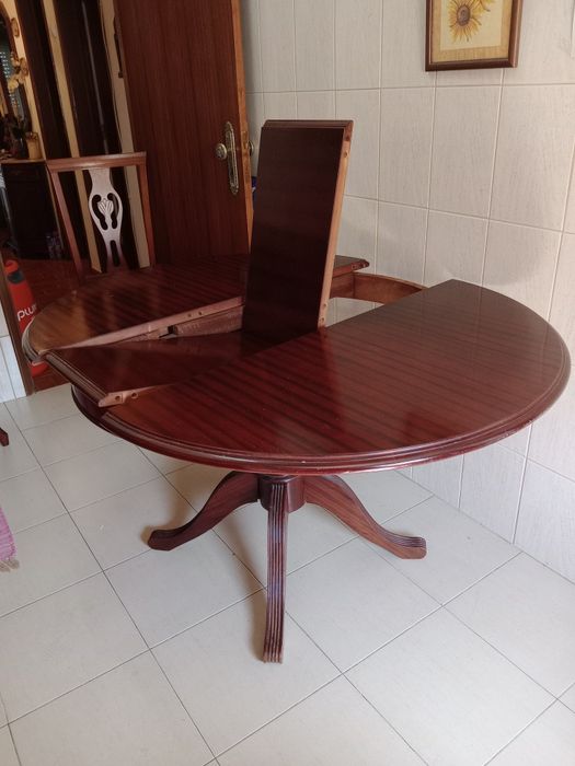 Mesa antiga de jantar