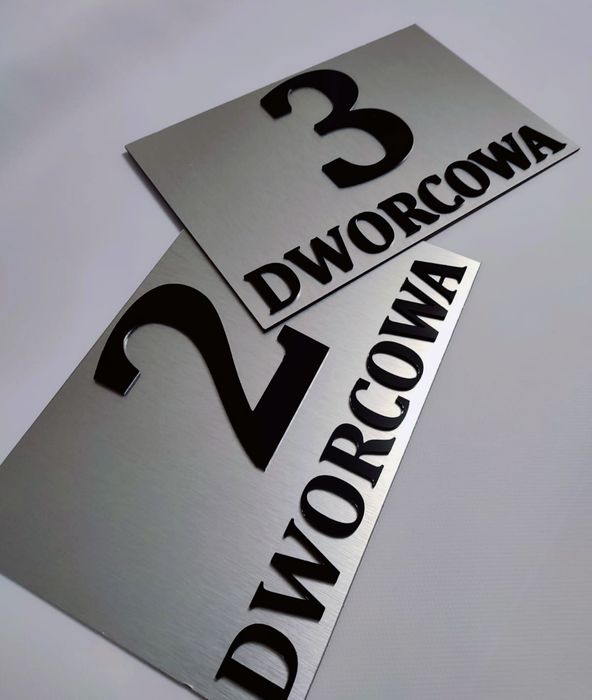 Eleganckie tabliczki z numerem domu – dibond + litery z plexi 3 mm