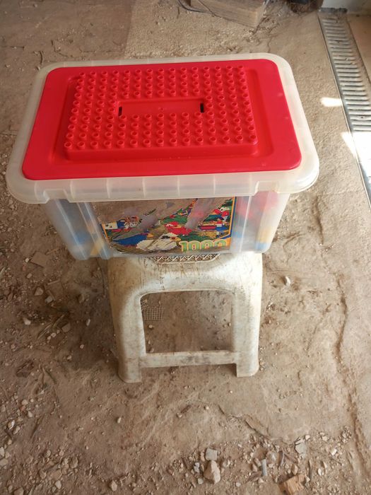 Caixa com peças de legos ideal para crianças