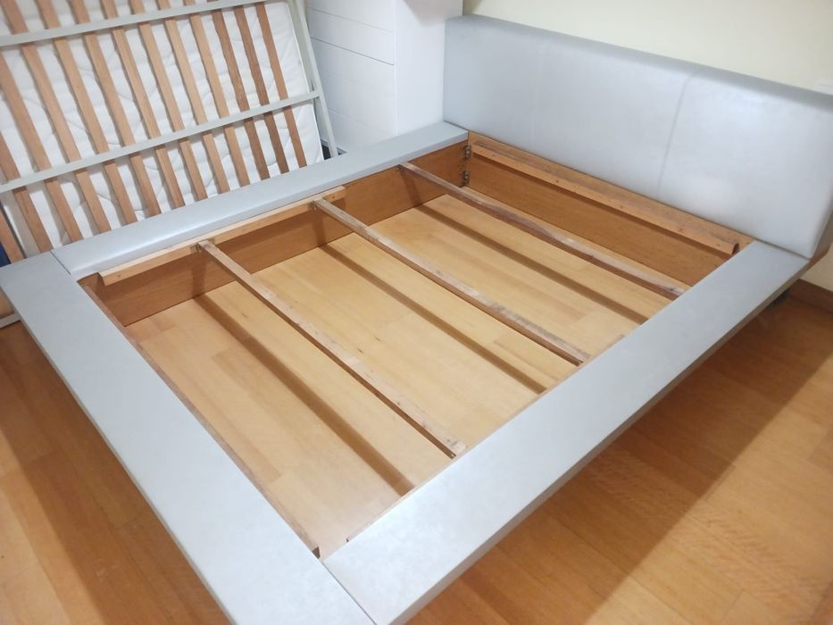 Cama em madeira maciça revestida em pele + estrado