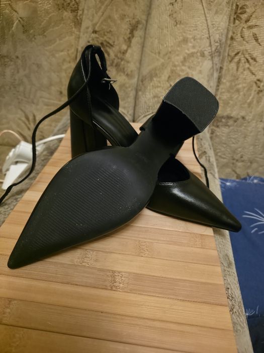 Чорні туфлі з гострим носиком