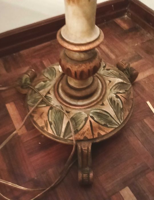 Candeeiro e Cadeira Antigos