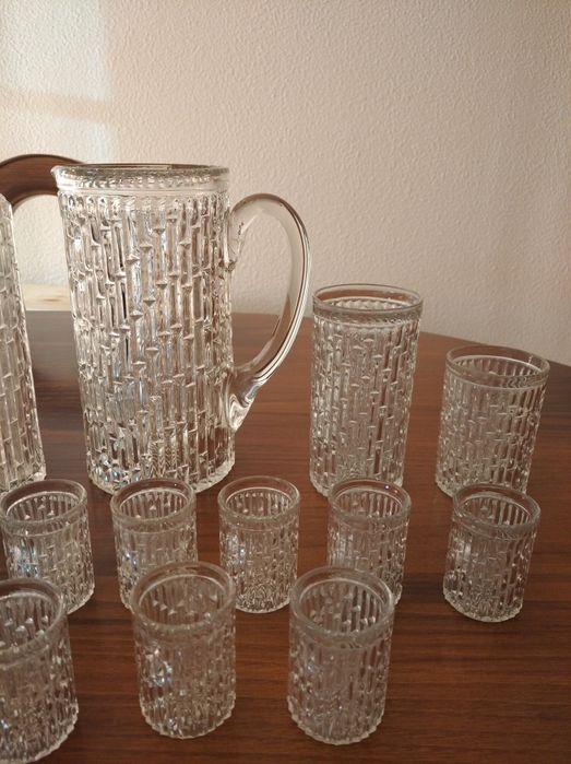 Conjunto de garrafa, jarro e copos
