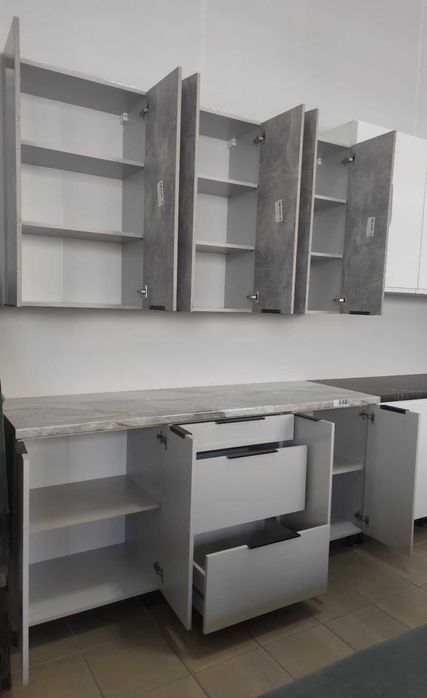 Кухня з лакованими ДСП фасадами