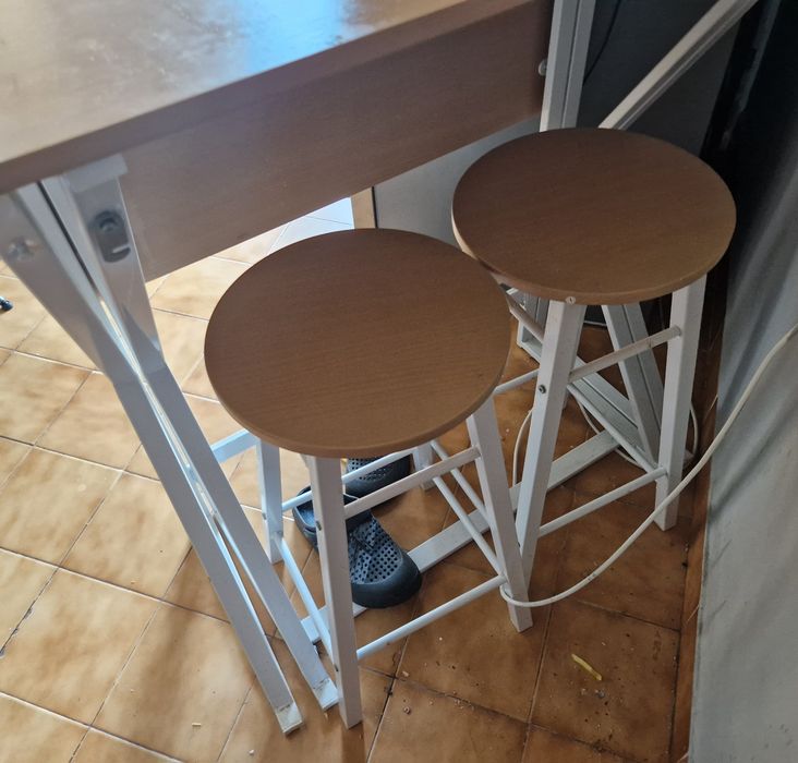 Mesa  alta extensível nova com 2 bancos
