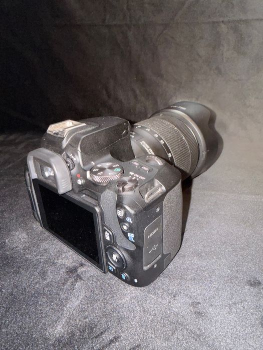 Canon EOS 250D + Canon EF-S 18-135mm Nano USM + Bolsa + Caixa + Extras