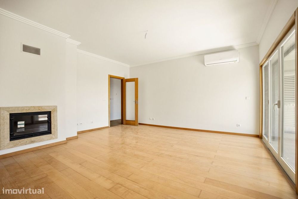 Apartamento T4 com jardim, Paço de Arcos, Oeiras