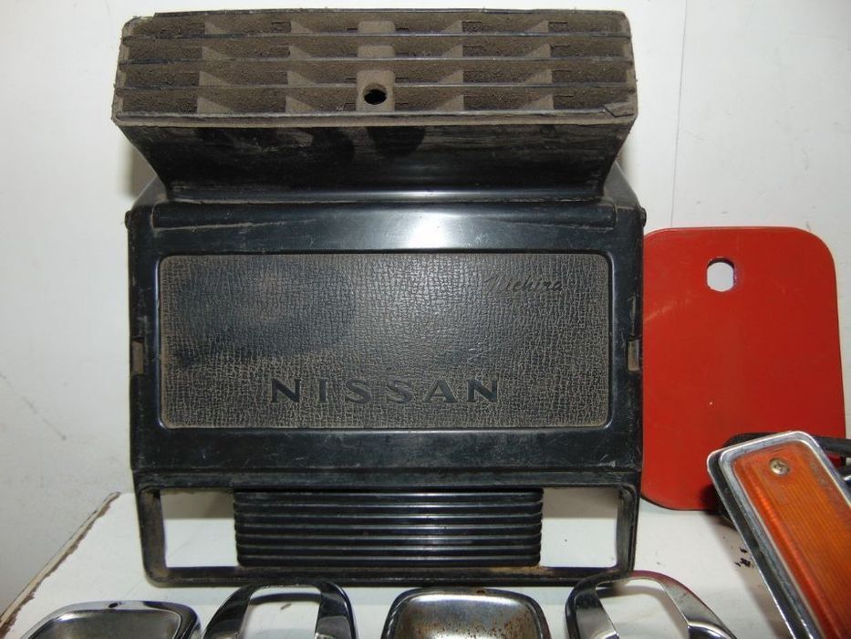 Datsun 1200 várias peças de interior e exterior