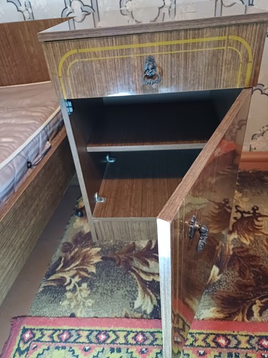 Тумбочка прикроватная