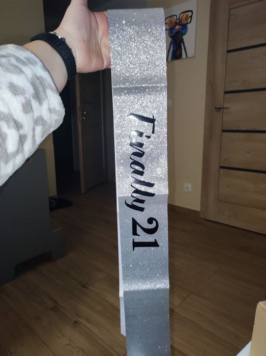Srebrna błyszcząca szarfa 21
