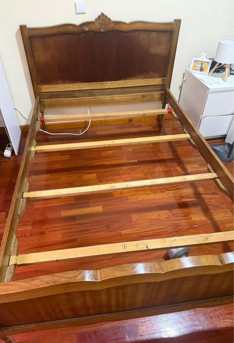 Cama de casal usada em boas condições.