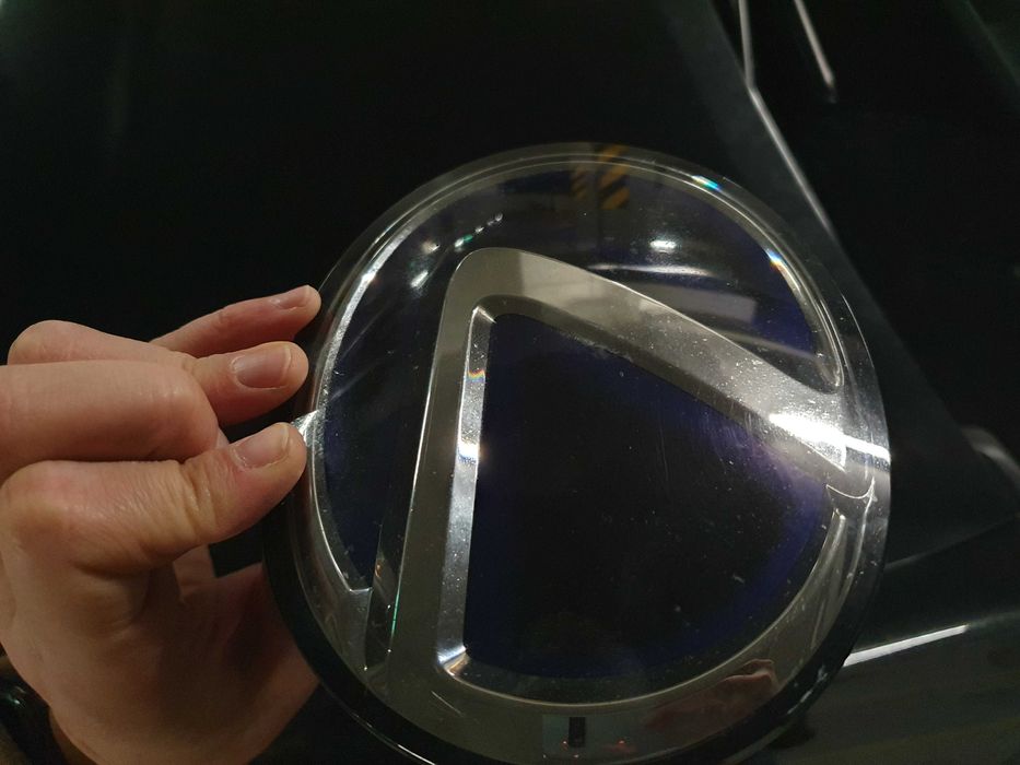 Emblemat przedni Lexus ES300h pod radar