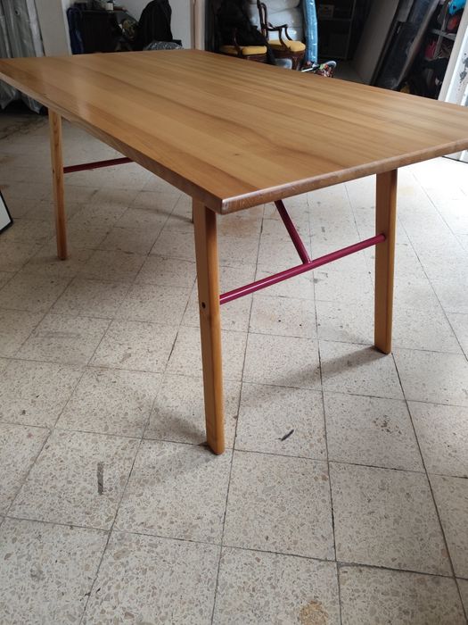 Mesa/secretaria com tampo de madeira maciça em excelente estado