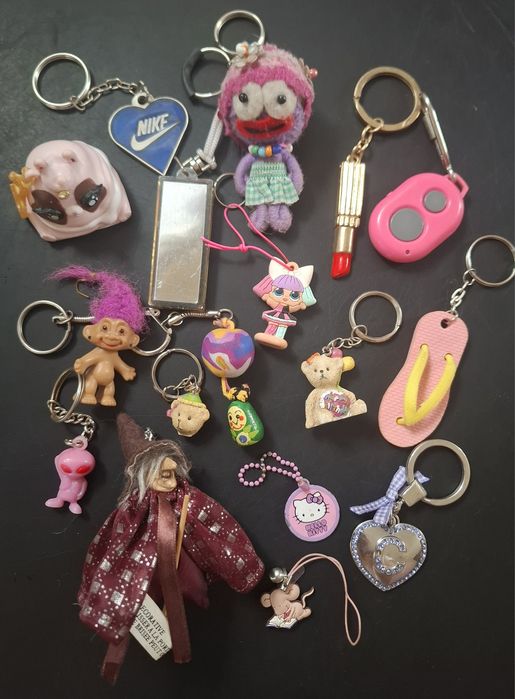 1. Kolekcjonerski zestaw breloczków brelok breloki 17 szt.