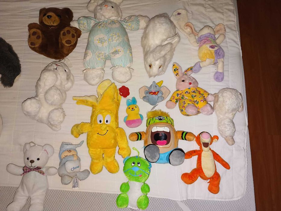 Quase 100 peluches de todas as variedades e todos novos