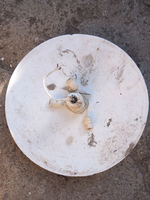 2 chapéus de candeeiro em gesso para pintar a gosto ,não  estão limpos