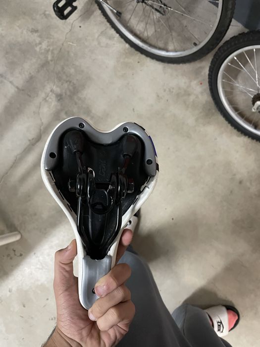 bicicleta incompleta e a precisar de arranjo