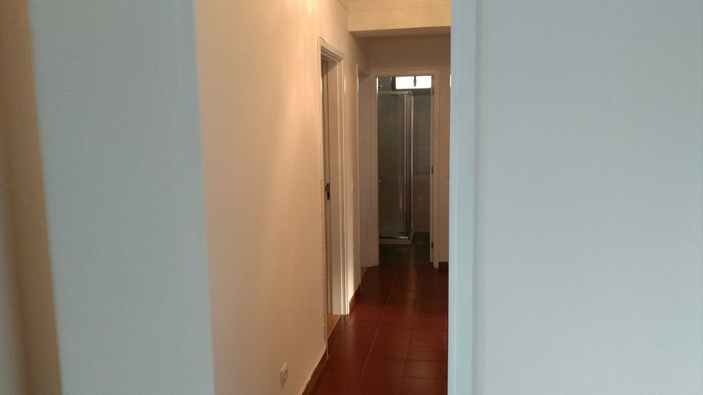 Arrendo quarto na Rua dos Covões, rua principal, a 9 min a pé da ESTeSC / ESEnfC, com transportes à porta e recibo de renda.