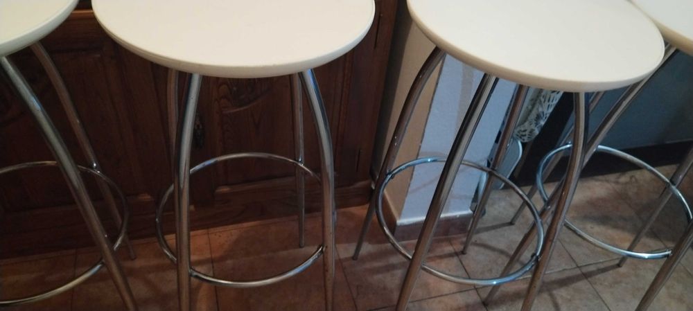 4 Bancos altos (cozinha-balcao)