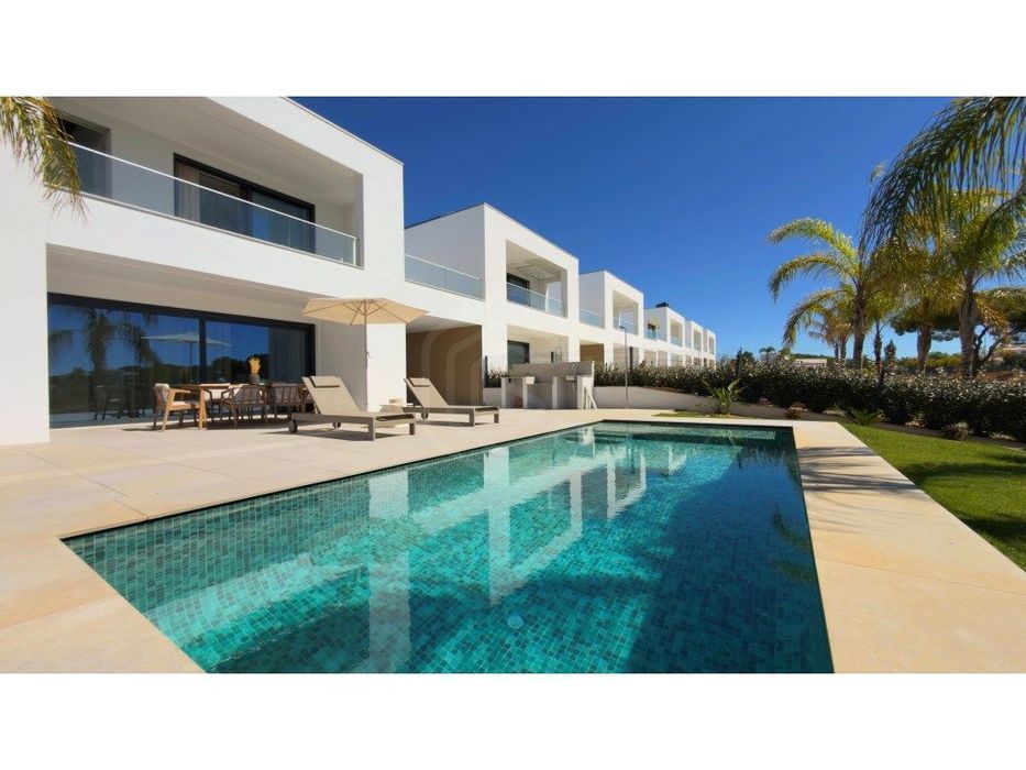 Moradia T3 de Design Moderno e Funcional em Empreendimento de Luxo ...