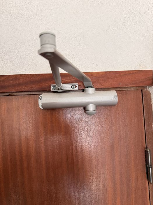 Mola Fecha-Portas Hidráulica / Fecho Automático com Braço Articulado