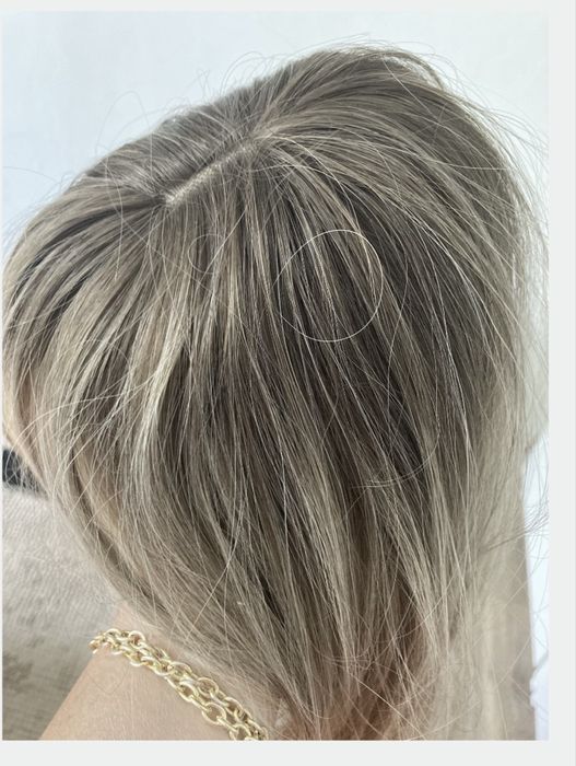 Peruka syntetyczna  chlodny blond z ciemnym odrostem