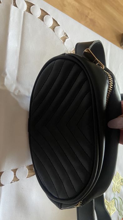 Czarna torebka na bioderko