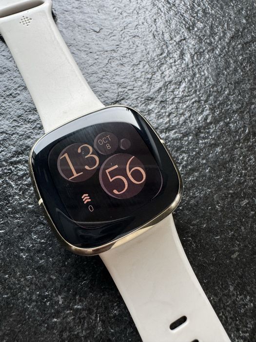 Smartwatch  Fitbit Sense - idealny prezent na gwiazdkę