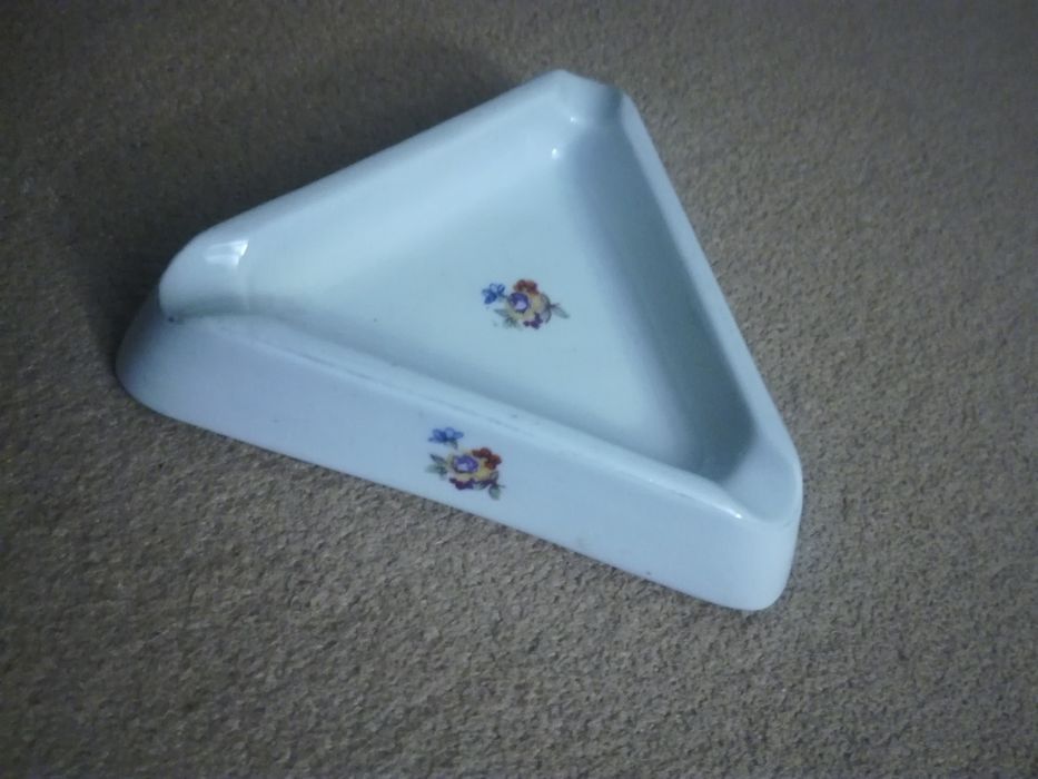 Stara popielniczka Chodzież porcelanowa trójkątna