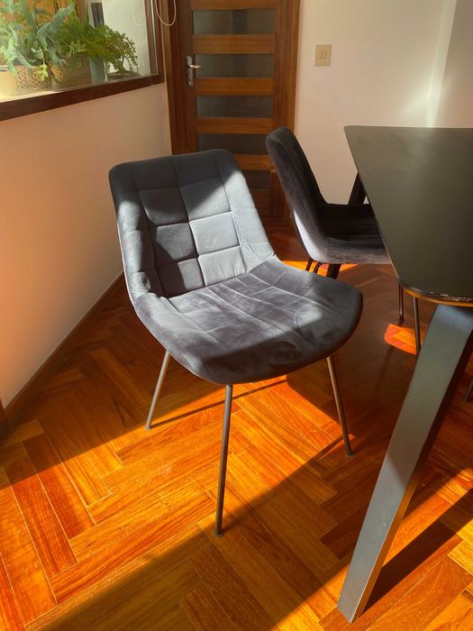 Moderna mesa de jantar com cadeiras