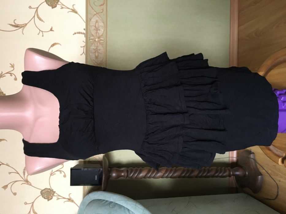 Чорна сукня з баскою з віскози