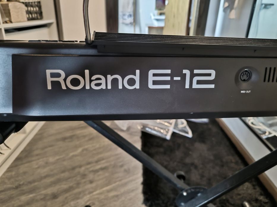 Órgão/piano Roland E-12