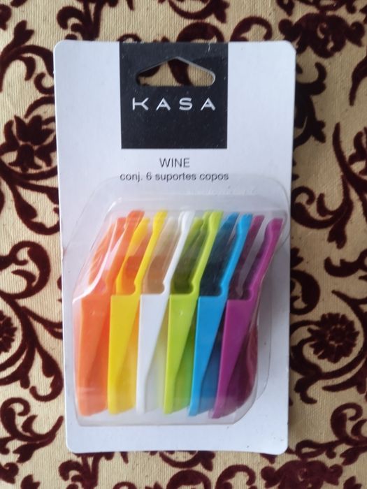 Conjunto suporta copos para pratos, e facas coloridas