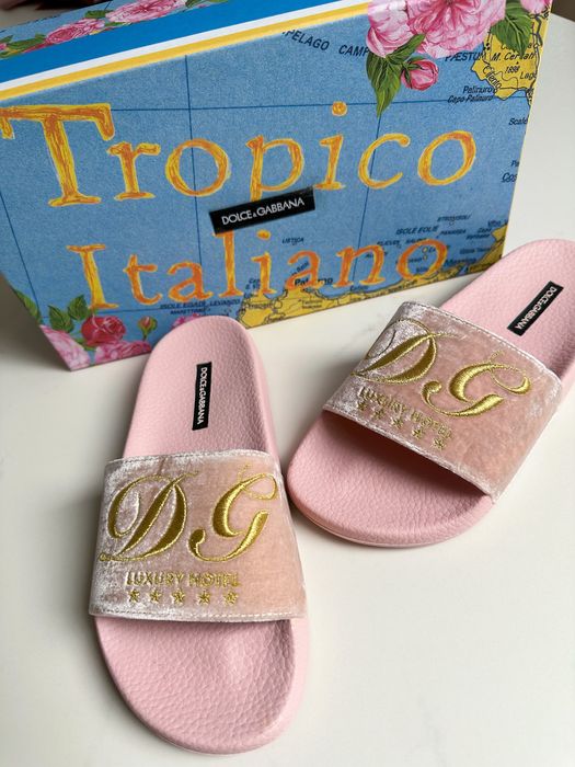 Różowe klapki hotelowe Dolce & Gabbana beachwear luxury hotel 37